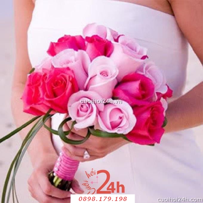 Dịch vụ cưới hỏi 24h trọn vẹn ngày vui chuyên trang trí nhà đám cưới hỏi và nhà hàng tiệc cưới | Hoa hồng trắng và hoa hồng đỏ bó tròn